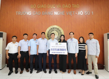 TRƯỜNG CAO ĐẲNG NGHỀ VIỆT – XÔ SỐ 1 TIẾP NHẬN QUÀ TẶNG CỦA CÔNG TY Ô TÔ TOYOTA VIỆT NAM