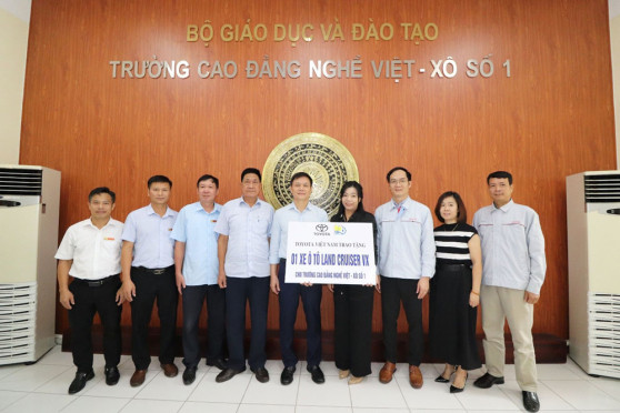 TRƯỜNG CAO ĐẲNG NGHỀ VIỆT – XÔ SỐ 1 TIẾP NHẬN QUÀ TẶNG CỦA CÔNG TY Ô TÔ TOYOTA VIỆT NAM