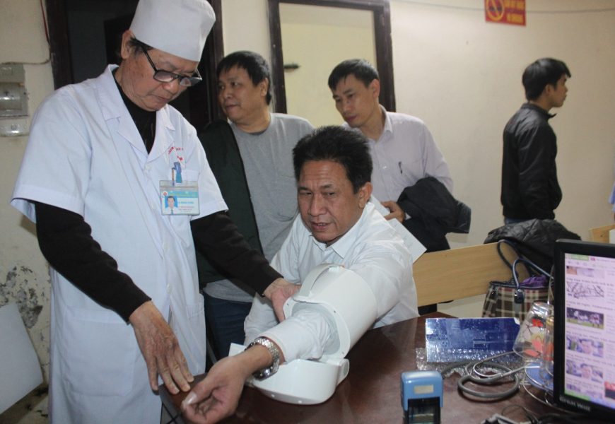 Tổ chức khám sức khỏe định kỳ cho cán bộ, viên chức nhà trường 2018