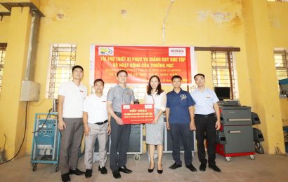 Trường cao đẳng nghề Việt Xô số 1 tiếp nhận  động cơ xe máy và máy hàn do công ty Honda Việt Nam trao tặng